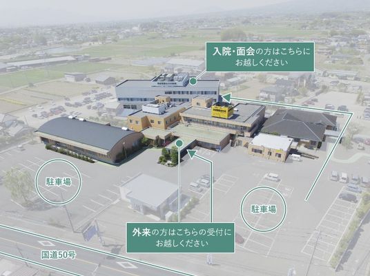 広い駐車場のある外観  