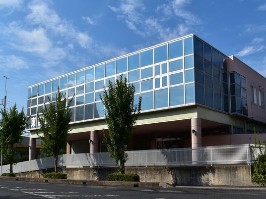 ガラス張りの建物外観  