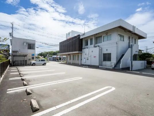 明るい外観の駐車場  