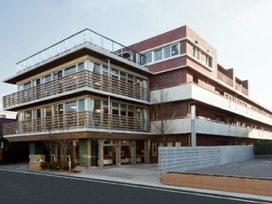 多階層のモダンな建物外観