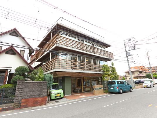 明るい建物の外観