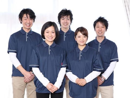 笑顔のスタッフ集合写真