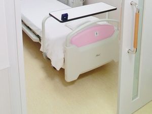 明るい居室のベッド  