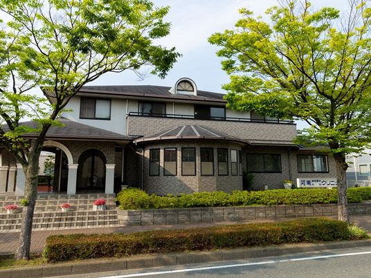 緑に囲まれた建物外観  