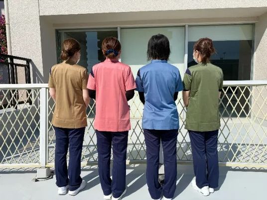 スタッフ4人が並ぶ外観  
