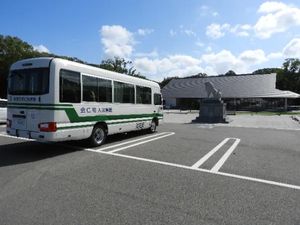 送迎バスと建物の外観  
