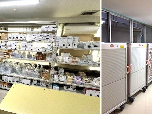 備品が並ぶ収納棚  