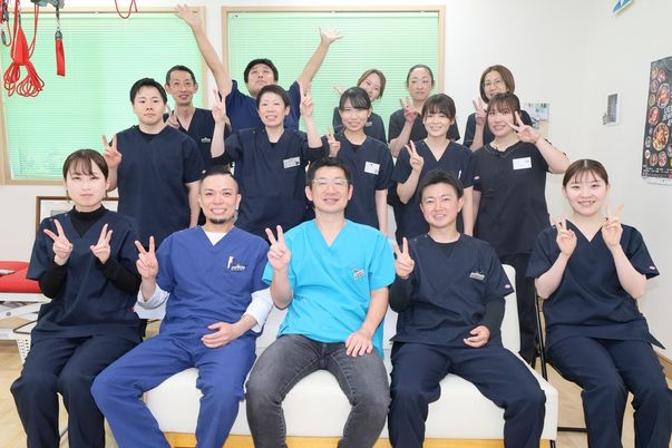 笑顔のスタッフたちの集合写真