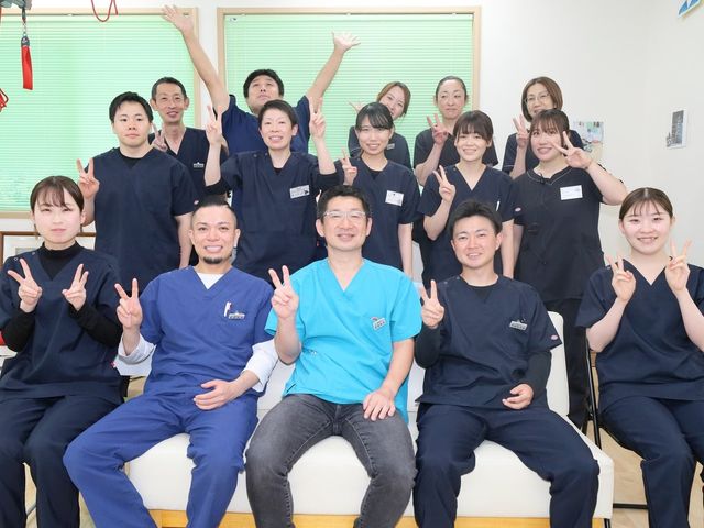 笑顔のスタッフたちの集合写真 スタッフイメージ 明るく和やかなスタッフたちが集まり、活気ある働きやすい職場です。アットホームな雰囲気でお迎えします。