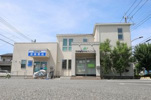 白い建物の外観