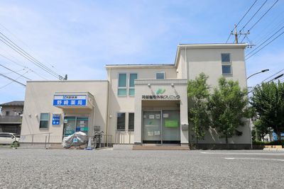白い建物の外観
