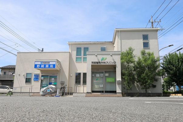 白い建物の外観