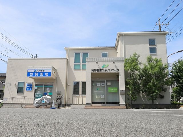 白い建物の外観 外観 街中に立地している施設の外観は、シンプルで落ち着いたデザインです。周囲と調和しています。