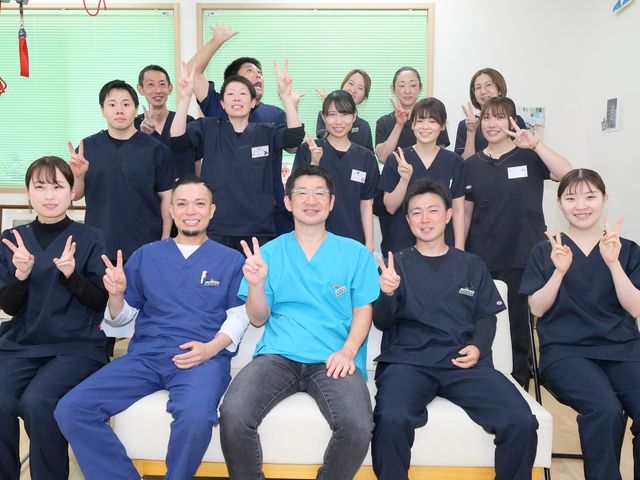 穏やかな雰囲気の集合写真 スタッフイメージ スタッフたちが和やかに集まり、明るい職場の雰囲気が伝わってきます。