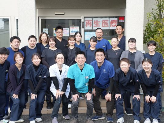 笑顔の職員集合写真  