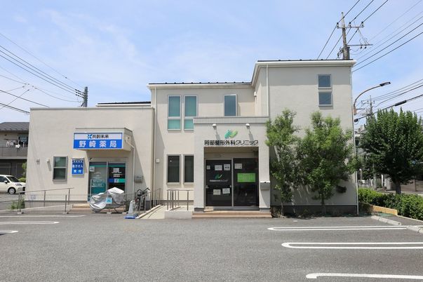 コンパクトな施設外観