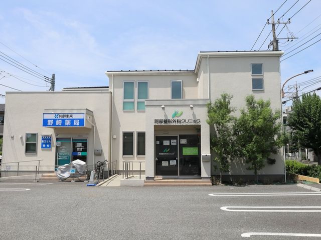 コンパクトな施設外観 外観 周囲には利便施設が揃い、通いやすさが魅力です。落ち着いた色合いの建物が印象的です。