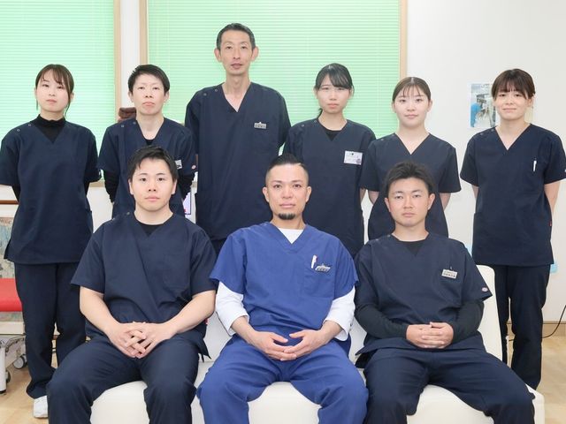 スタッフイメージ スタッフイメージ スタッフが一体となった笑顔の職場です。質問や不安にも丁寧に対応いたします。