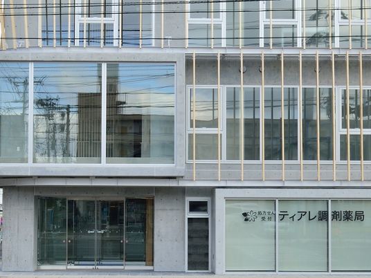 ガラス張りの建物外観  