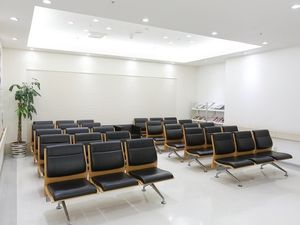 椅子が並ぶ明るい待合室  