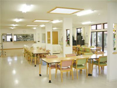テーブルと椅子のある部屋