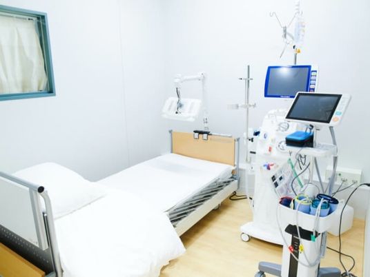 機器のある個室病室  