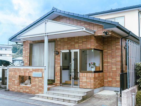 レンガ調の建物外観  