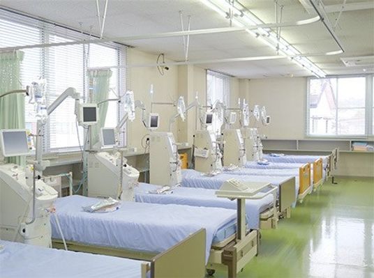 透析用ベッドが並ぶ室内  
