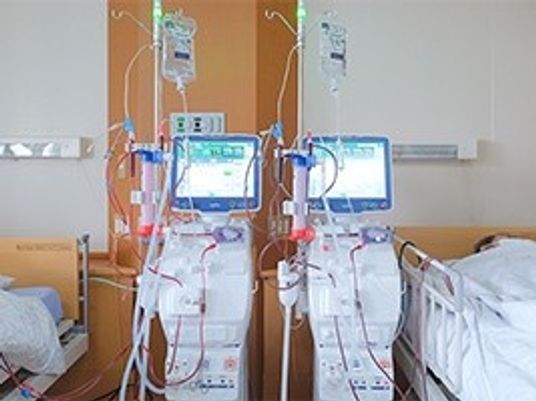 医療機器が並ぶ病室  