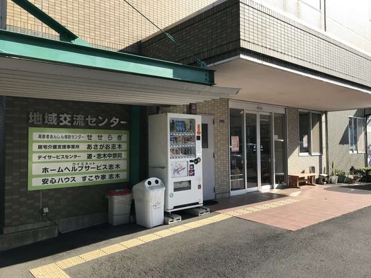 エントランスと掲示物