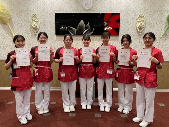 制服姿の職員が並ぶロビー  