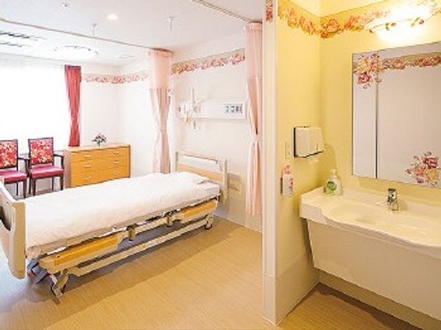 明るい居室と洗面台  