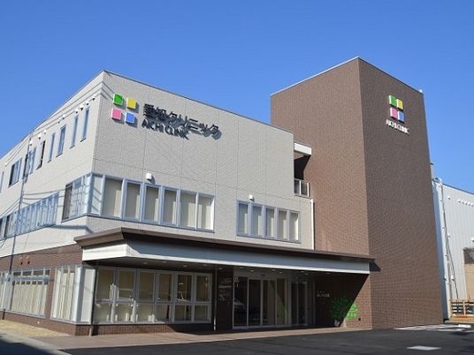モダンな建物の外観