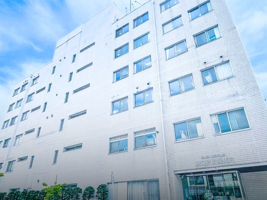 白い建物の外観  