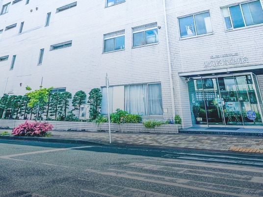 病院前の建物外観  