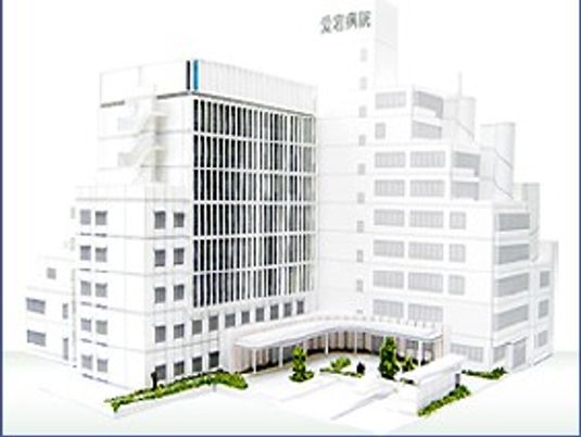 白い建物の外観  