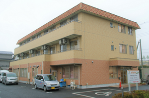 黄色い建物の外観