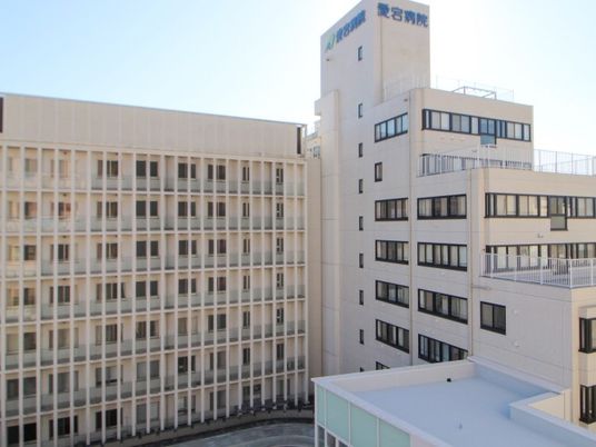 病院風の建物外観  