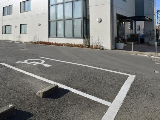 建物前の駐車区画  