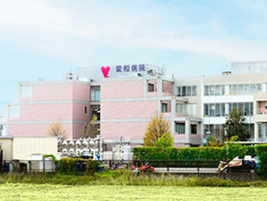 明るい外観の建物  