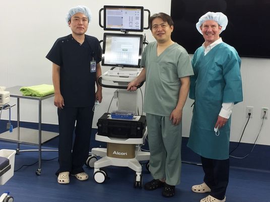 機器前のスタッフ3人  