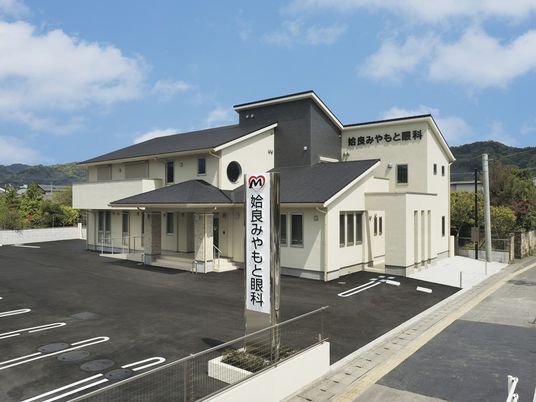建物外観と駐車場  