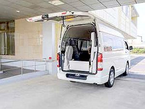 送迎車の後部開口部  