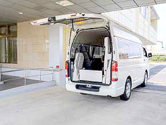 送迎車の後部開口部  