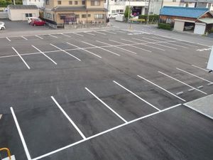 広い駐車場外観