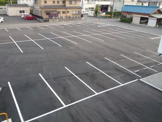 広い駐車場外観