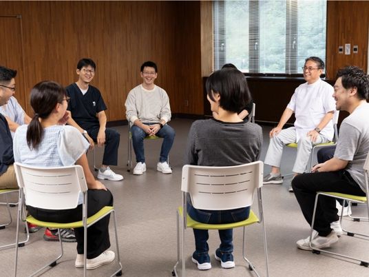 会話する人々の多目的室  
