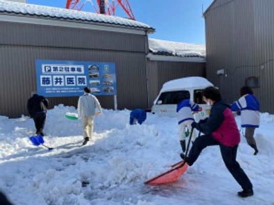 雪かきする人の外観  