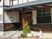 木造建物の玄関前  
