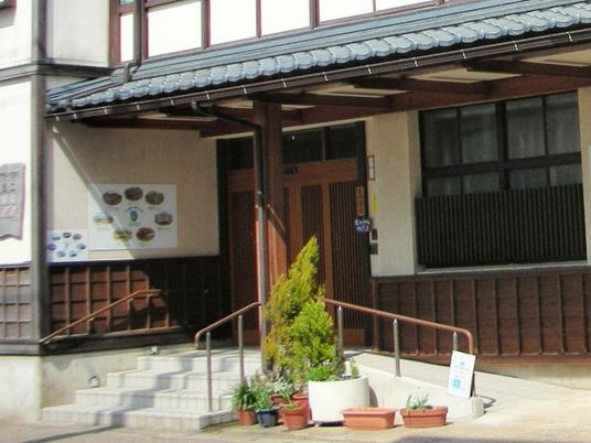 木造建物の玄関前  